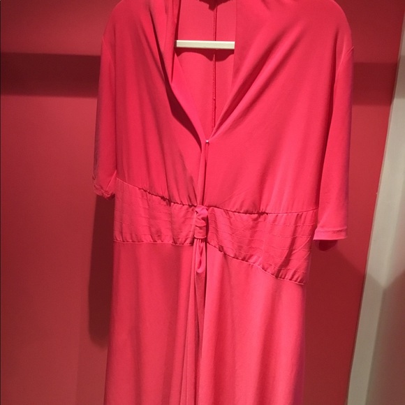 Beautiful bright pink short sleeve dress - Picture 2 of 6